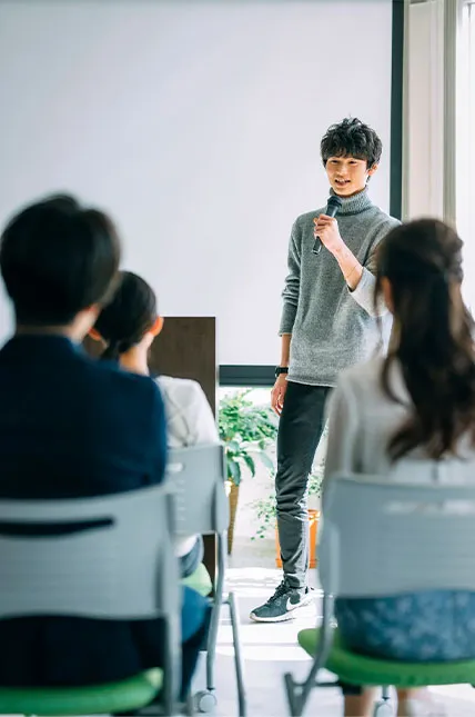 プレゼンテーションをしている男性